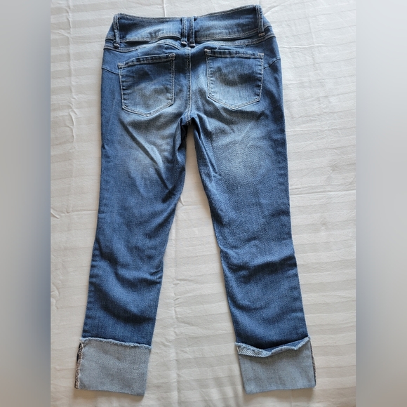 Size 9 Evernore Crop Jeans. Like New - Picture 2 of 6